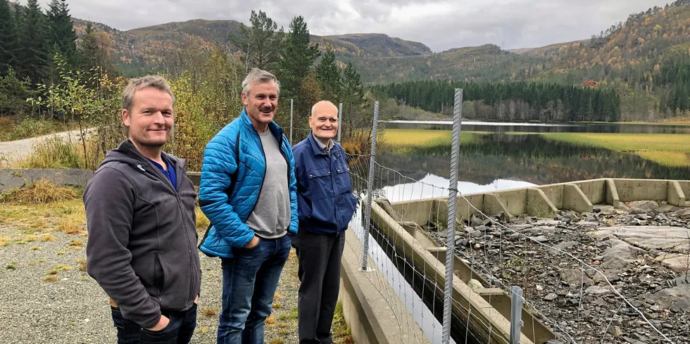 Venna kraftverk - Styreleder Trygve Berdal og to generasjoner Ven, med Lars Petter og Asbjørn, som stolt viser frem inntaksområdet for Venna kraftverk som nå er overtatt av Småkraft AS..