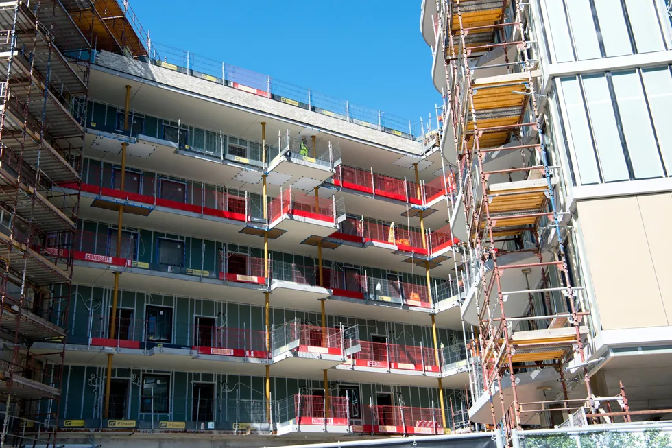 Produksjonsverdien for nye boligbygg var 139 milliarder kroner i toppåret 2017. Prognosen for i år er 77 milliarder kroner, skriver Nejra Macic.