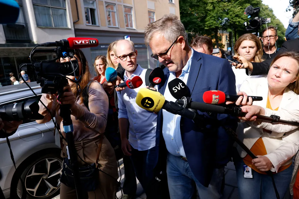 Jan Levi Skogvang, styreleder i SAS Norges pilotforening, møter pressen utenfor Näringslivets hus i Stockholm før mandagens forhandlinger starter mellom SAS og pilotforbundene.
