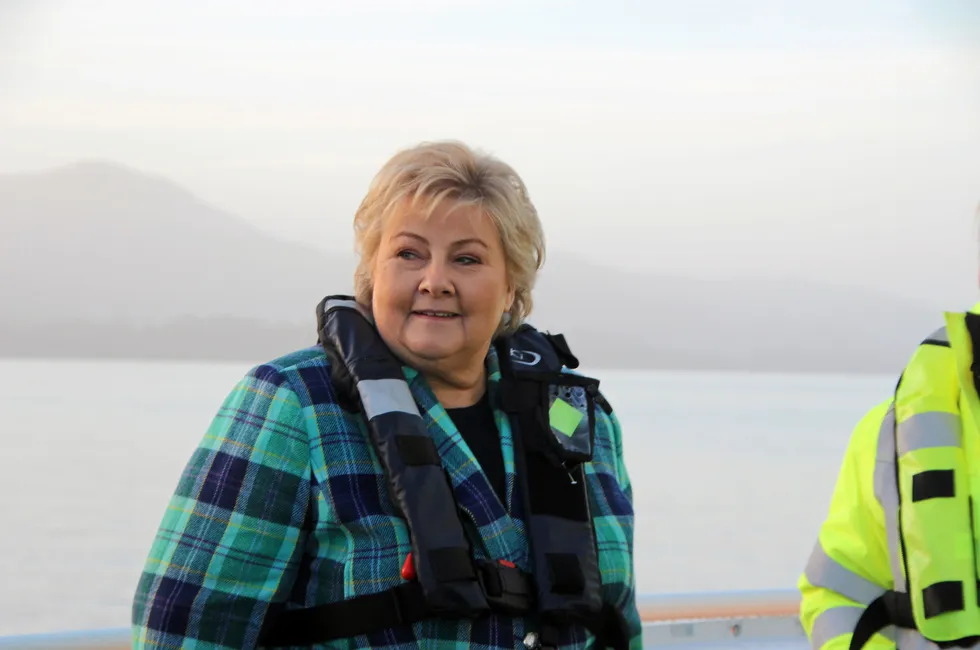 Erna Solberg, leder i Høyre, ved merdkanten. Her fra Bolaks-lokalitet i Bjørnafjorden i november.