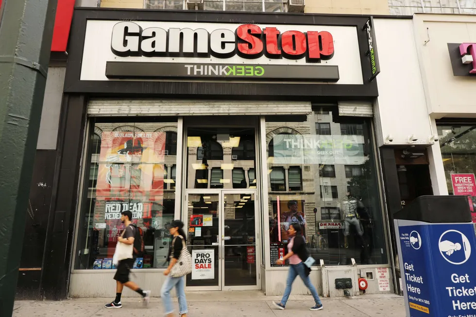 Gamestop-aksjen svingte voldsomt mandag, her fra spillbutikken i New York. I 2019 så det mørkt ut for selskapet, som la ned mellom 180 til 200 butikker verden over – blant annet 26 butikker i Norge.