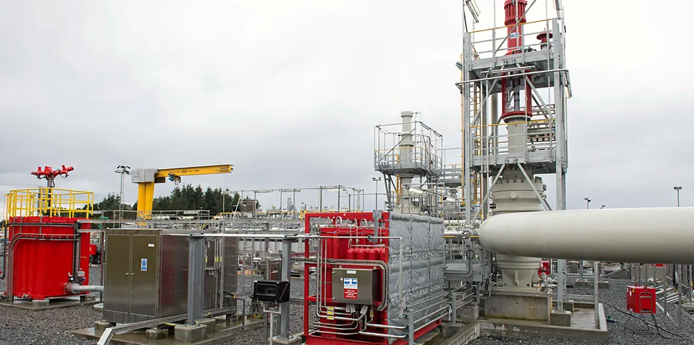Equinor utsetter nedstengingen av gasskraftverket på Mongstad utenfor Bergen etter bønn fra Statnett.