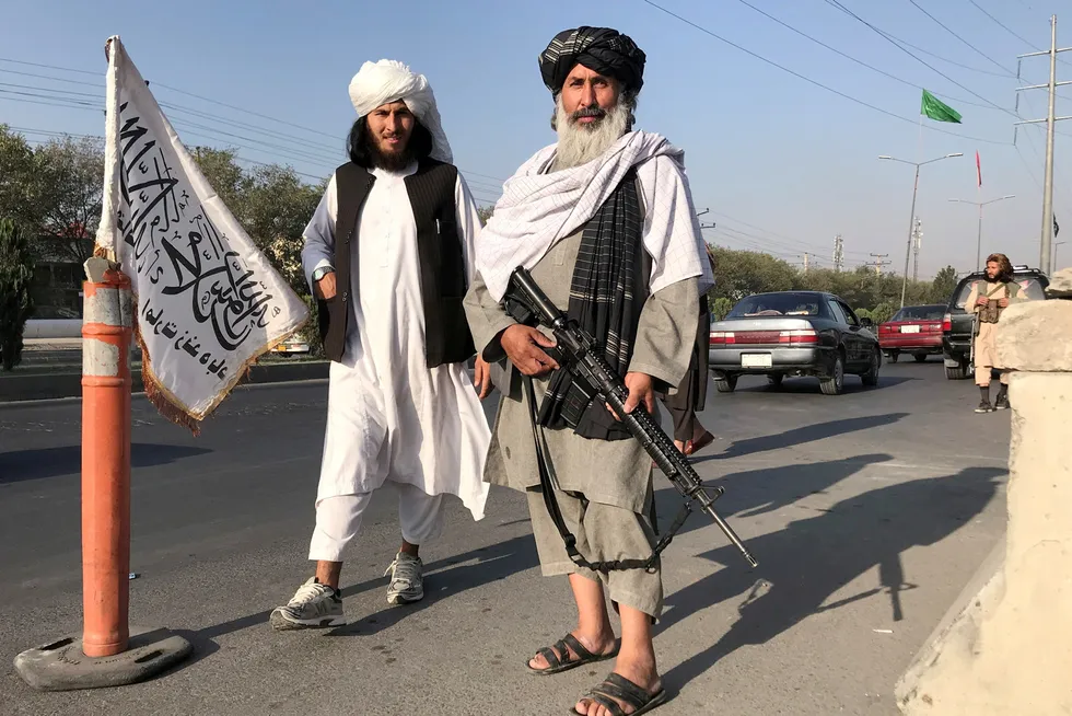 En Taliban-kriger holder vakt med sitt M16-gevær foran innenriksministeriet i Kabul mandag.