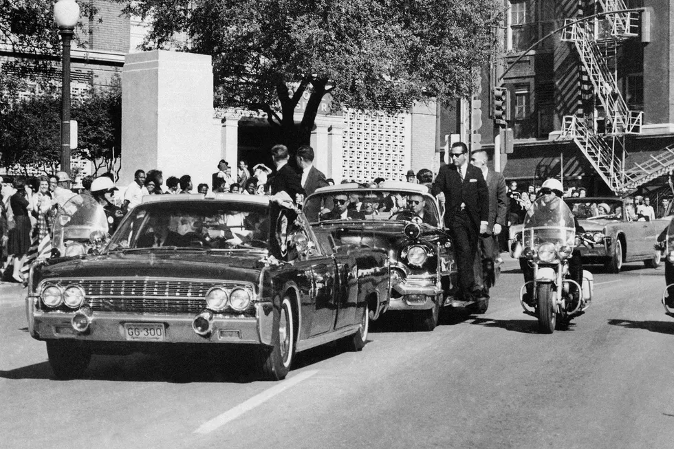 President John F. Kennedy ble skutt og drept mens han kjørte gjennom Dallas i åpen bil 22. november 1963.