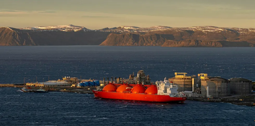 Tilgangen på flytende naturgass (LNG), som den som produseres på Equinors anlegg på Melkøya, blir stadig bedre. Det bidrar til reduserte strømpriser i hele Europa.