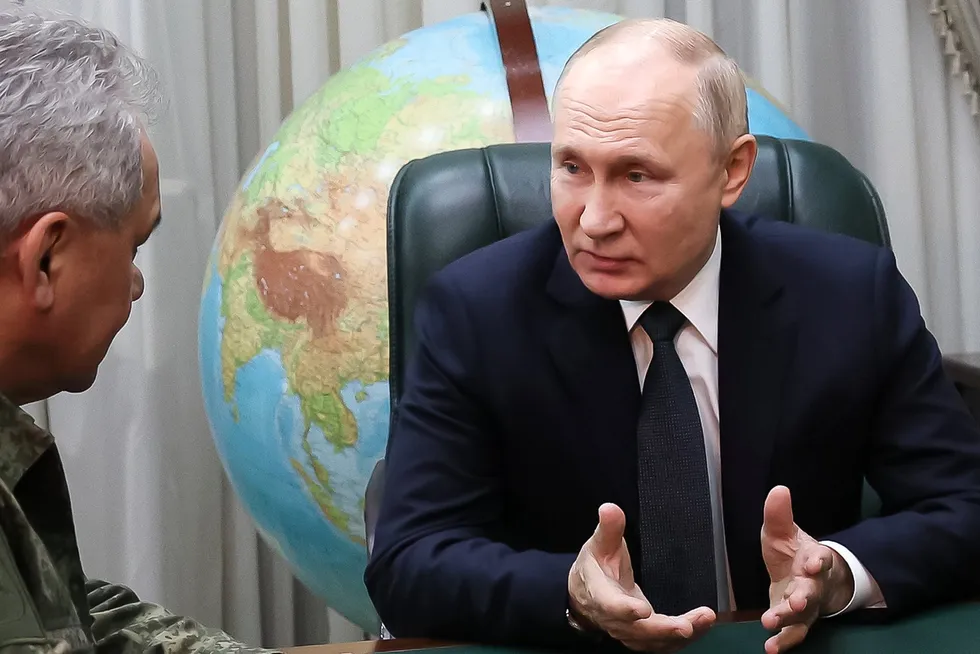 Den russiske presidenten Vladimir Putin sa tirsdag at han gjerne kunne snakke med Ukrainas president Volodymyr Zelenskyj – ved behov. Her sammen forsvarsminister Sergei Shoigu.