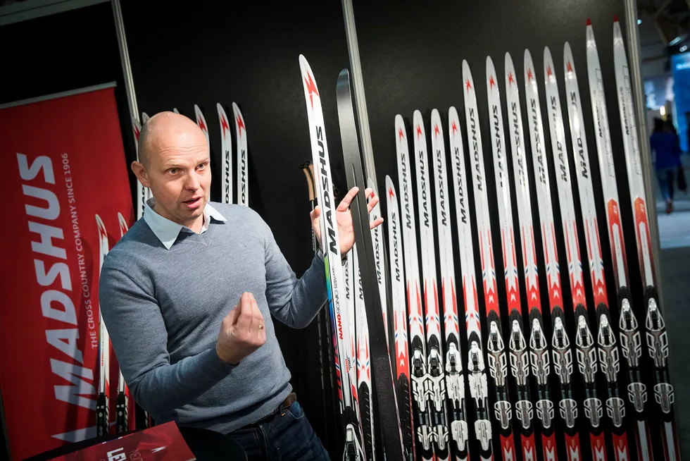 Tommy Evenrud, salgssjef i Madshus, gjør det klart at det hadde vært lite å gjøre på fabrikken på Biri dersom det ikke var for felleskiene. Foto: Gunnar Lier