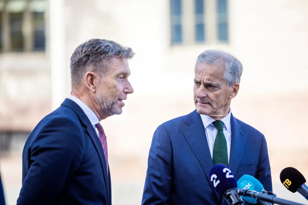 Statsminister Jonas Gahr Støre (til høyre) og olje- og energiminister Terje Aasland kan konstatere at en midlertidig ordning som ble iverksatt i fjor høst bidrar til å redusere nettleien til strømkunder i Sør-Norge også i år.