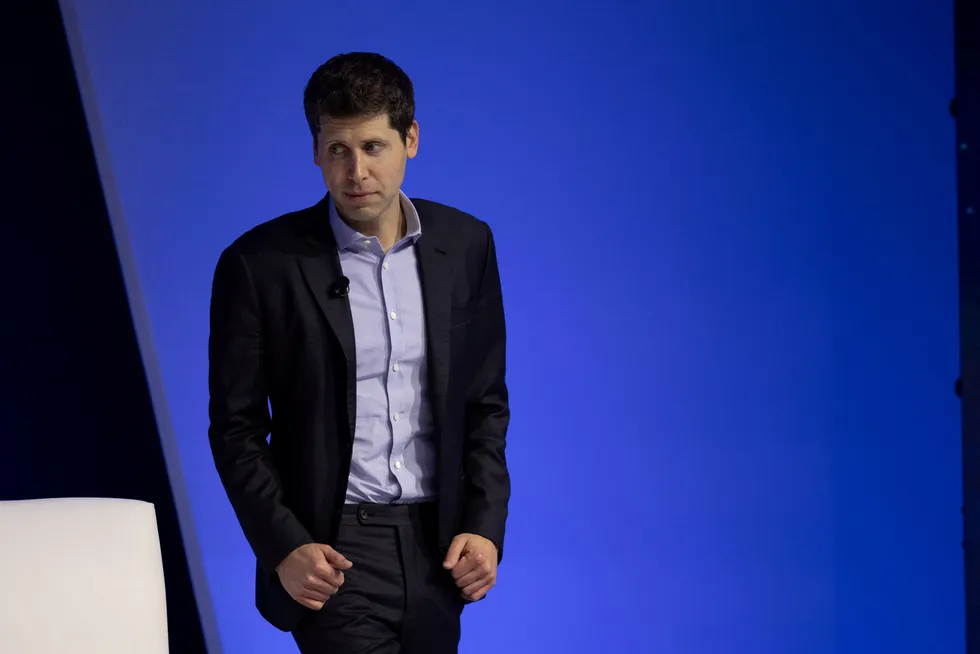 Sam Altman måtte gå av på dagen som OpenAI-sjef på fredag.