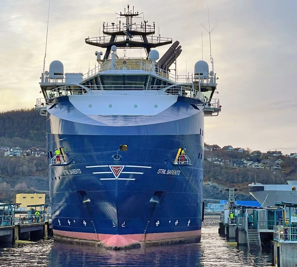«Stril Barents» i innsig til dokk.