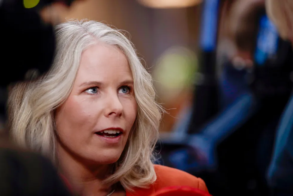 – Å stå passivt å se på dette, er politisk ansvarsfraskrivelse, sier SV-leder Kirsti Bergstø om selskapene som ikke følger regjeringens retningslinjer om lederlønn og bonus.