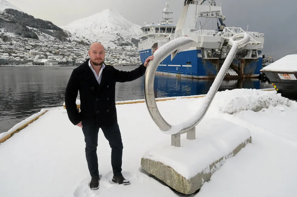 Her ligger «Frøyanes» til kai i Måløy. Robert Ervik, daglig leder i Ervik-Group, står ved rederiets logo.