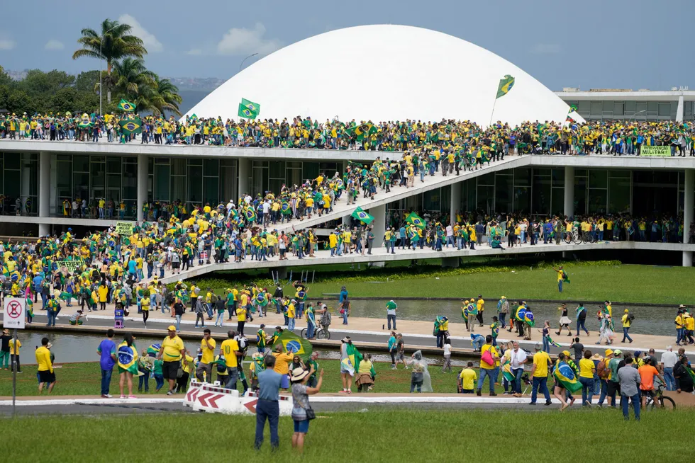 Her stormer Bolsonaro-tilhengere kongressbygningen i Brasilia søndag. Demonstrantene nektet å godta at venstresidens Luis Inacio Lula da Silva er blitt landets nye president.