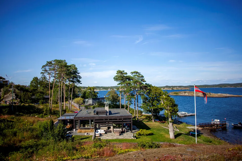 Hytta på Lamøya fikk besøk av Larvik kommune i fjor, som konstaterte en rekke feil, blant annet at bruksarealet var langt større enn hva som var godkjent, samt plattinger, overbygget terrasse og terrengoppfyllinger. Nå får hytta, som ble kjøpt av it-gründeren John Markus Lervik i 2018, bli stående. Samtidig henlegges politianmeldelsen av hyttebyggingen.