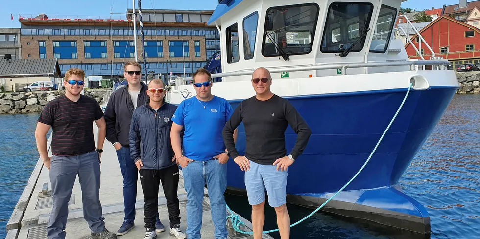 Ny båt levert til Håløy Havservice. Fra venstre: Jan Christian Johansen, Fredrik Strand, Jonas Svendsen, Kristian Bredahl og Markedssjef i Folla Maritime Service, Greger Samuelsen.