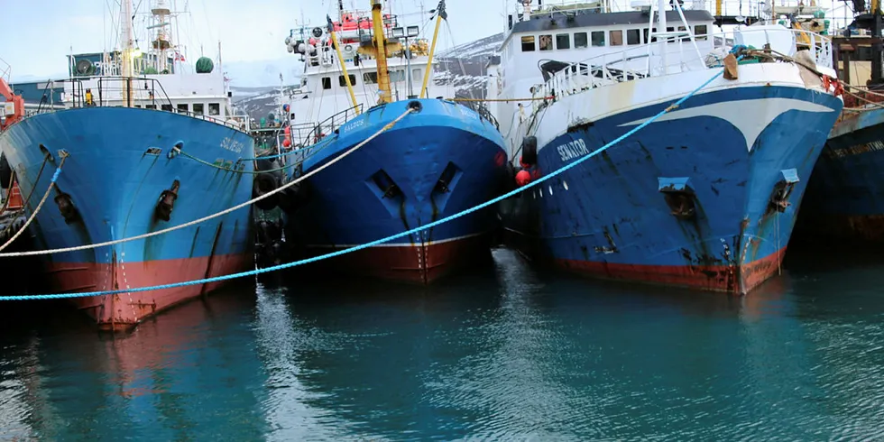 VENTET: Den latviske snøkrabbeflåten lå og ventet på å få fiske igjen, etter at de ble stoppet av norske myndigheter i 2017.