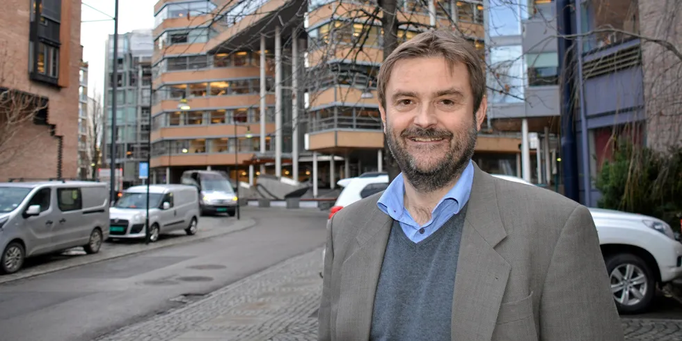 Daglig leder i Småkraftforeninga, Knut Olav Tveit, er fornøyd med at småkraftverkene ikke betaler grunnrenteskatt og tror ikke det er et stort problem at produksjon nedjusteres for å slippe unna skatt.