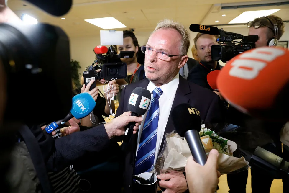 Avgått fiskeriminister Per Sandberg snakker med pressen før han overleverer nøkkelen til ny fiskeriminister Tom Harald Nesvik.