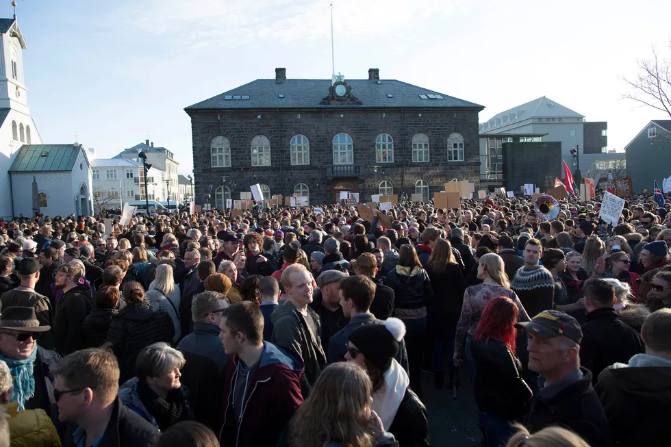 Islendingene avholder lørdag valg til parlamentet Alltinget (bildet).