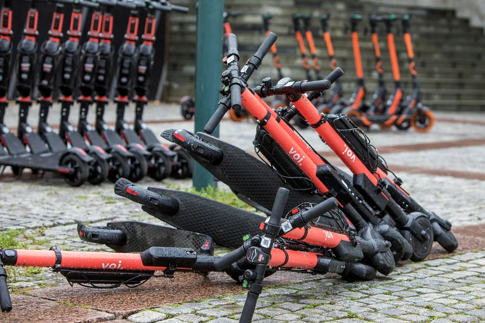 Elektrisk sparkesykkel fra Voi utenfor Oslo S. Oslo er en suksess for Voi, som leverer overskudd i hovedstaden.