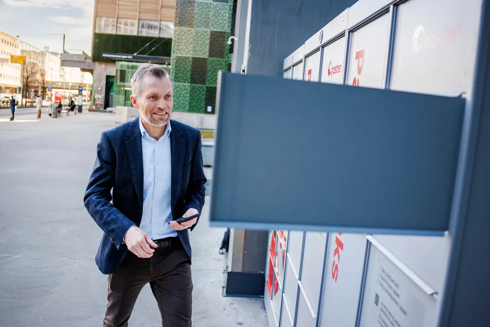 – I Oslo har 59 prosent av befolkningen under 500 meter til sin nærmeste pakkeboks, sier Thomas Støkken, konserndirektør for E-handel og logistikk, ved en av dere pakkebokser.