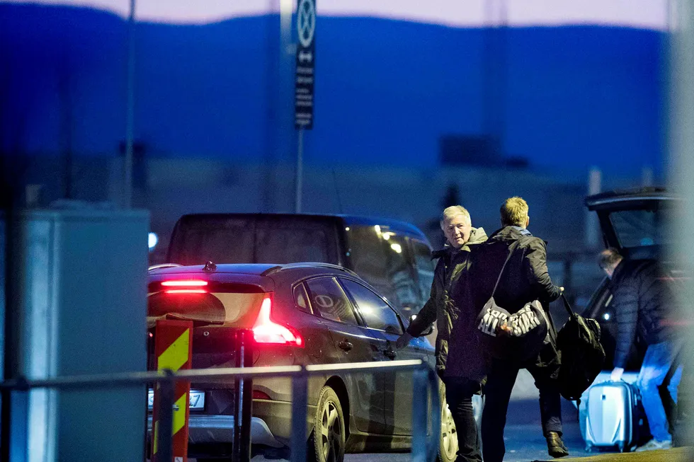 Dagens Næringsliv dokumenterte de tette koblingene mellom de to tidligere sjefene i Tine og Tetra Pak i februar 2017. Her er de på Gardermoen vel ett døgn etter at de ble konfrontert med DNs opplysninger.