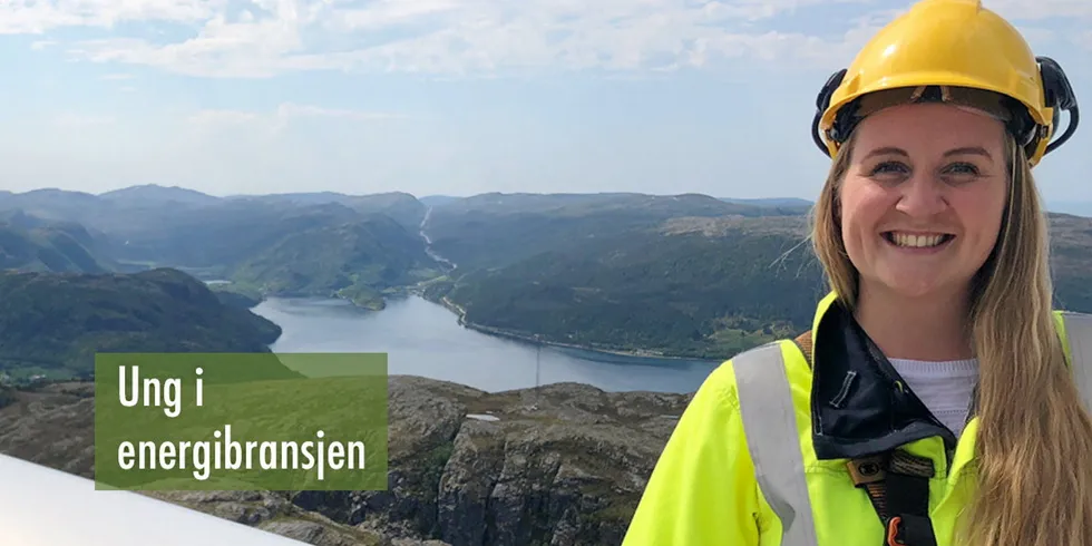 Som trainee i TrønderEnergi fikk Monika Mannes blant annet klatre til topps i en vindturbin.
