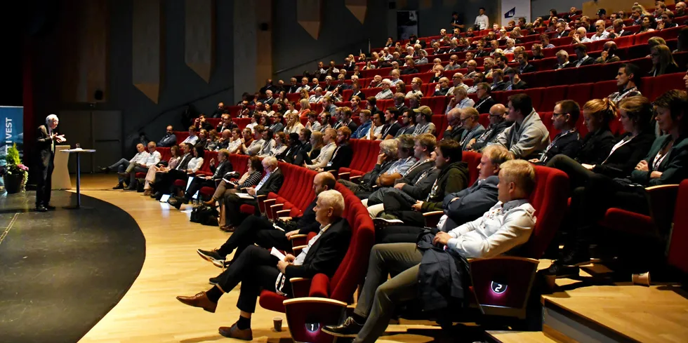 Slik så det ut da Kraft i Vest gikk av stabelen i 2018. På scenen: professor Jørgen Randers foran en fullsatt sal.