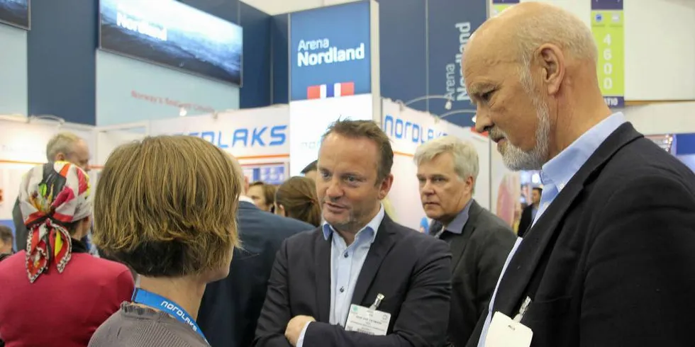 Sjømat Norges Geir Ove Ystmark og Henrik Stenwig (t.h.) i samtale med Nordlaks' Merete Kristiansen (med ryggen til). I bakgrunnen: Jon Arne Grøttum, direktør havbruk i Sjømat Norge.Foto: Anders Furuset