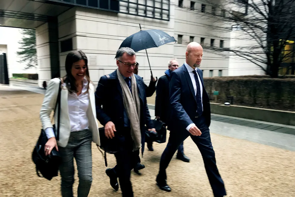 Her er Oljefondssjef Yngve Slyngstad (til høyre) på vei inn i det franske økonomidepartementet i Paris mandag ettermiddag for å snakke om klimarisiko for investorer. Tirsdag deltar han på klimatoppmøte i byen sammen med statsminister Erna Solberg. I midten er ministerråd Henrik Harboe ved den norske ambassaden i Paris. Til venstre er presseansvarlig Marthe Skaar i Oljefondet. Foto: Kjetil B. Alstadheim