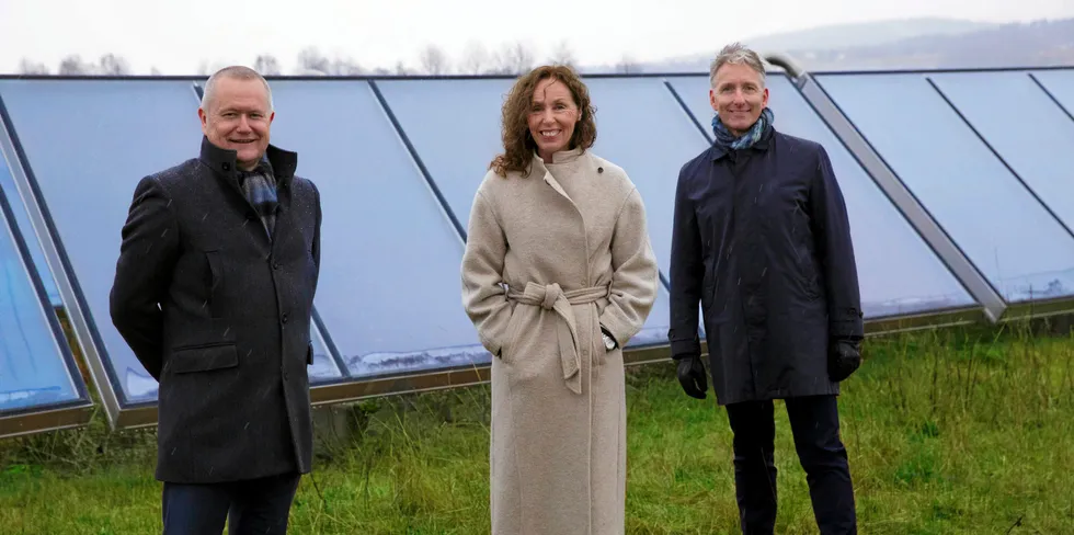 Eskil Lunde Jensen i Akershus Energi (tv), sammen med daglig leder i Solgrid Kristin Melsnes og administrerende direktør i Østfold Energi, Oddmund Kroken. Nå er de alle tre involverte i solkraft gjennom det nye solkraftselskapet Solgrid.