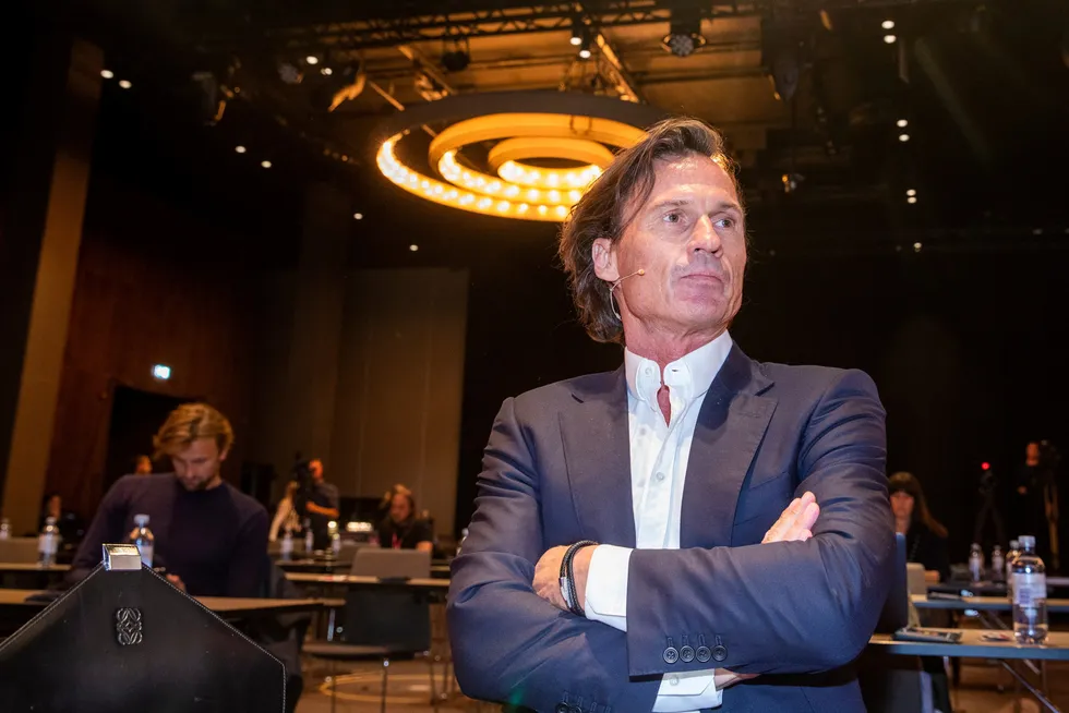 Petter Stordalen går hardt ut i et debattinnlegg i svenske Aftonbladet og varsler massedød blant selskapene i besøksnæringen. Her er Stordalen fotografert under en pressekonferanse med Hurtigruten i høst.