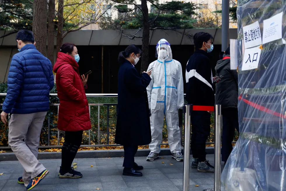 Det kinesiske smittevernregimet fortsetter. Frustrasjonen øker hos innbyggerne og i næringslivet. Det er satt ny rekord i bekreftede koronasmittetilfeller denne uken. Her fra en teststasjon i Beijing.