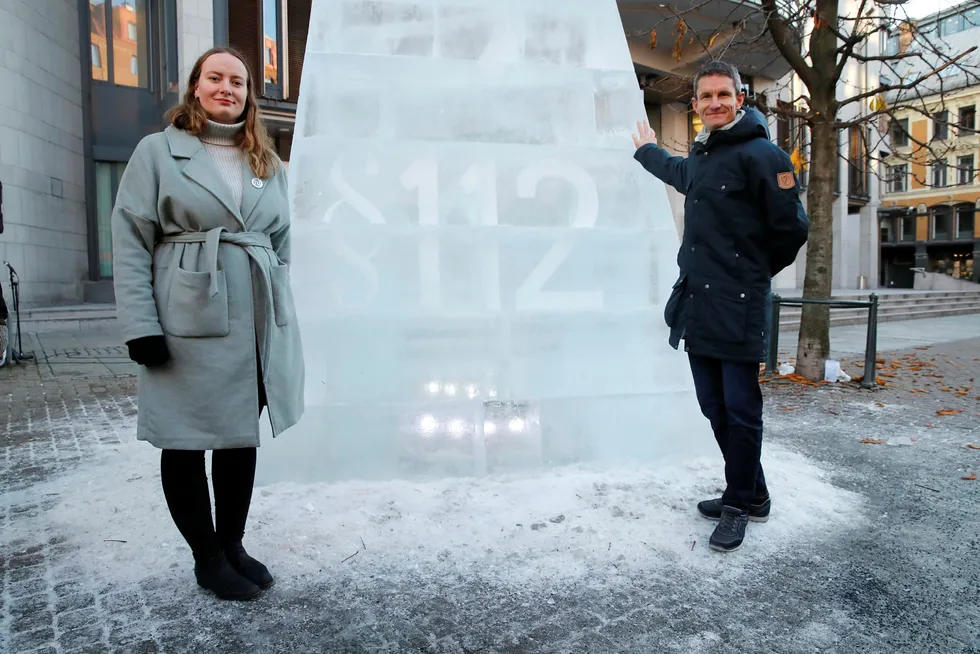 Dagen før Greenpeace og Natur og Ungdom møter staten i Oslo tingrett i rettssaken der de har saksøkt staten for oljeboring fikk Norge prisen Fossil of the Day fra et internasjonalt klimanettverk. Her er Truls Gullowsen, leder i Greenpeace Norge og Natur og Ungdoms leder Ingrid Skjoldvær med en isskulptur utenfor Oslo tinghus. Foto: Cornelius Poppe / NTB scanpix