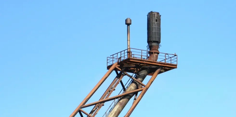 Statnett tror anslår at strømprisene vil gå ned i årene fremover, og at de får drahjelp fra fallende gasspriser. Bildet viser en gassfakkel på Valhall-plattformen.