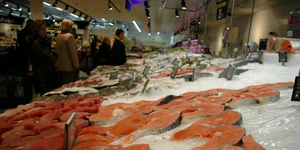 LAVERE EU-ANDEL: Norsk laks i fiskedisken til Carrefour i Madrid. EUs andel av laks fra samtlige lakseproduserende land har aldri vært så lav som den er i dag.Foto: Agnar Berg