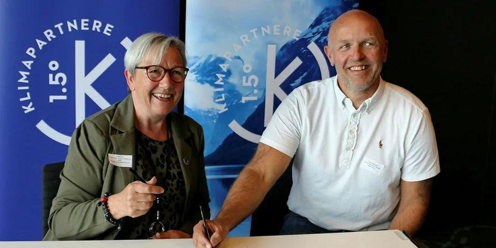 Her signeres klimapartneravtalen mellom Kirsti Saxi (SV), fylkesråd for kultur, klima og miljø i Nordland og Salten Aqua AS ved Jarle Solemdal.