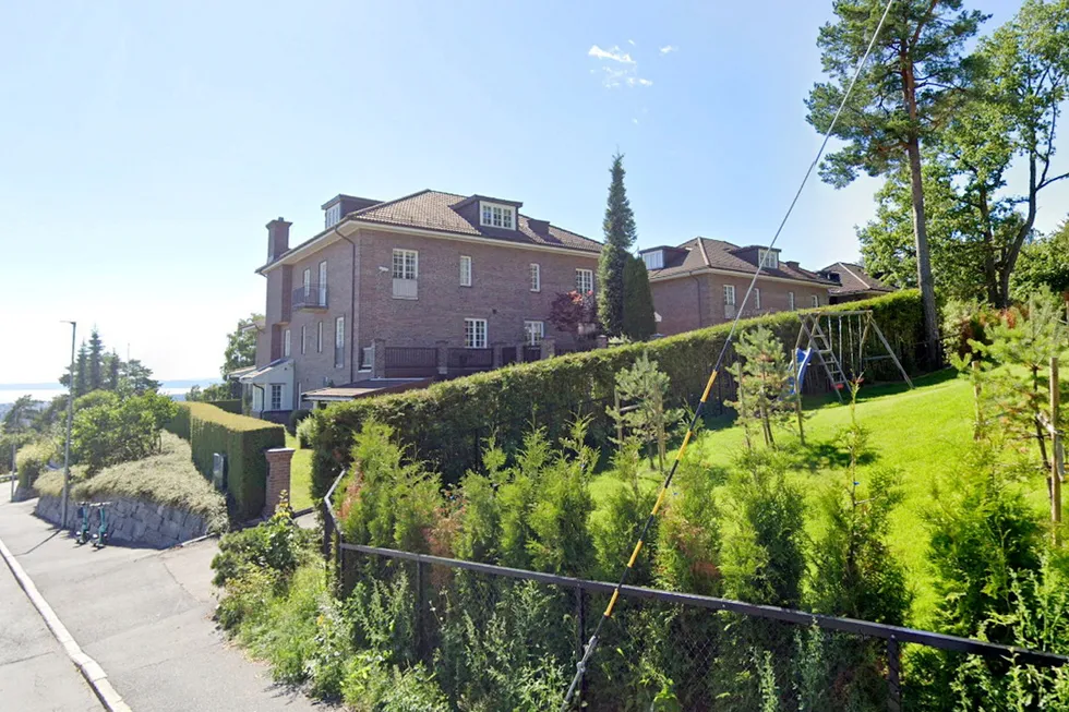 Hoffsjef Løvenskiolds vei 60 består av tre hovedbygninger på rekke. Leiligheten som nå er solgt ligger i den midterste.