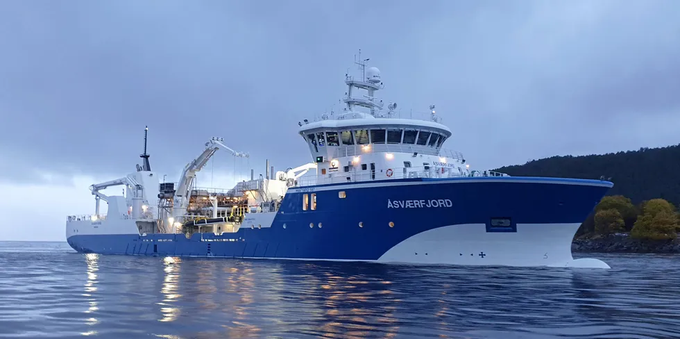 Slik tar den nye brønnbåten til Frøy seg ut - «Åsværfjord» er selskapets sjette brønnbåt i denne serien. Her ser vi båten på prøvetur i Sognefjorden.