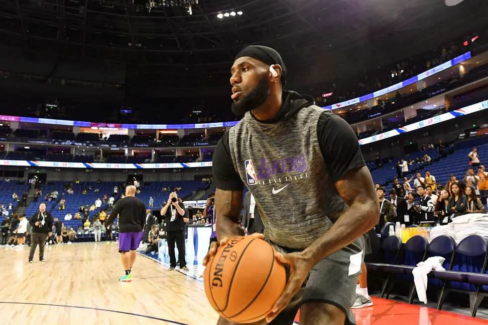 Basketballaget Los Angeles Lakers spilte en oppvisningskamp mot kinesiskeide Brooklyn Nets i Shanghai torsdag. Kampen ble ikke vist på kinesisk tv eller strømmetjenester. Her varmer frontfiguren LeBron James opp før kampen.