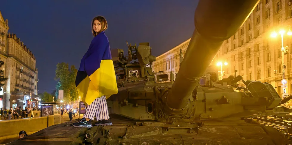 De prisene vi ser i dag kan delvis forklares av magasinfylling og elektrifisering av samfunnet, men hovedårsaken er krigen i Ukraina, og de følger det har fått for Europas samarbeid med Russland. Bildet er fra Kyiv, der en forlatt russisk tanks er en del av en utstilling om krigen.