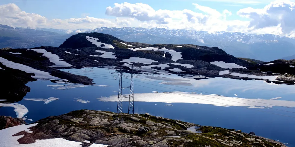Snøsmelting i Sverige og mye vind gjør at Finland og Sverige får minuspriser onsdag. I Norge setter fortsatt ikke vårløsningen sitt preg på strømprisene.