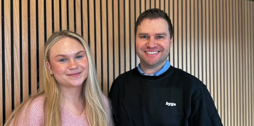 Prosjektutvikler Stig Blomseth og UX-designer Amanda Værøy i Haugaland Kraft Energi kan konstatere at strømapp-en Byge har fått en god start. Sju dagers strømprisvarsel kan nære nyttig for elbileiere som lurer på om de skal lade bilen nå, eller vente noen dager.