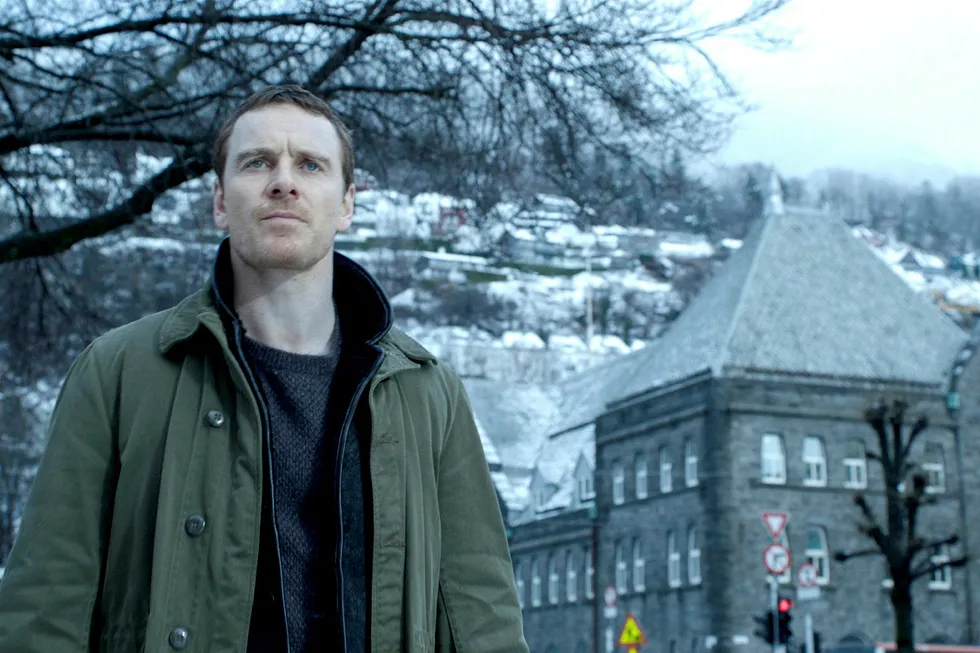 «Snømannen» spilte inn 3,4 millioner dollar i åpningshelgen på det amerikanske markedet. Hollywood-stjernen Michael Fassbender spiller Harry Hole i filmatiseringen av Jo Nesbøs krimroman. Foto: Jack English/United International Pictures