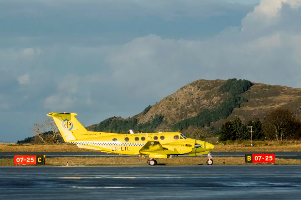 Flere ambulansefly er satt ut av drift i Nord-Norge siden slutten av april, grunnet mangel på piloter som har meldt seg ikke «fit for flight». Her er et av flyene til Lufttransport ved Ålesund lufthavn Vigra. Foto: Paul Kleiven/NTB scanpix