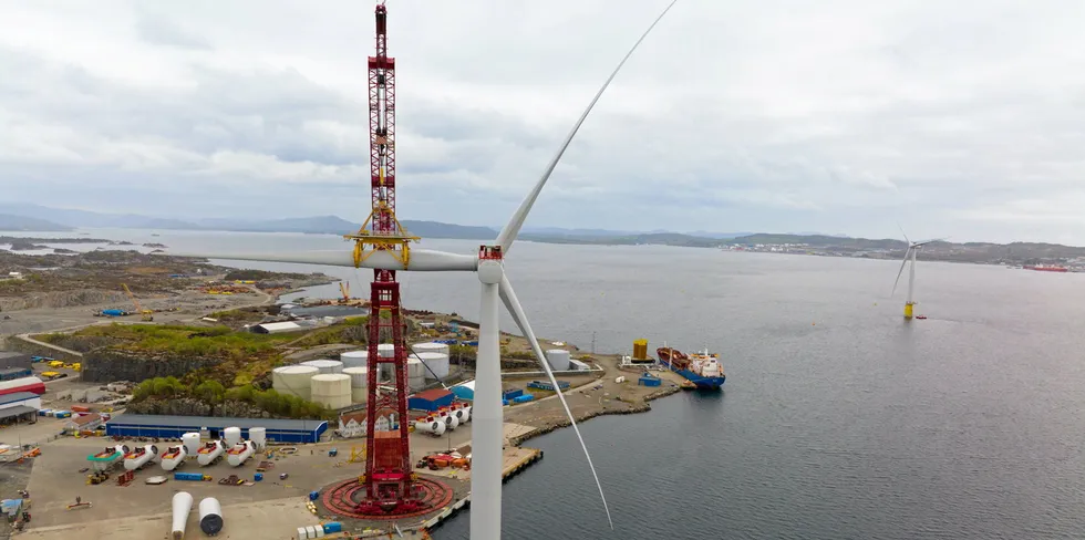 Montering av rotorblader på en av turbinene i Hywind Tampen.