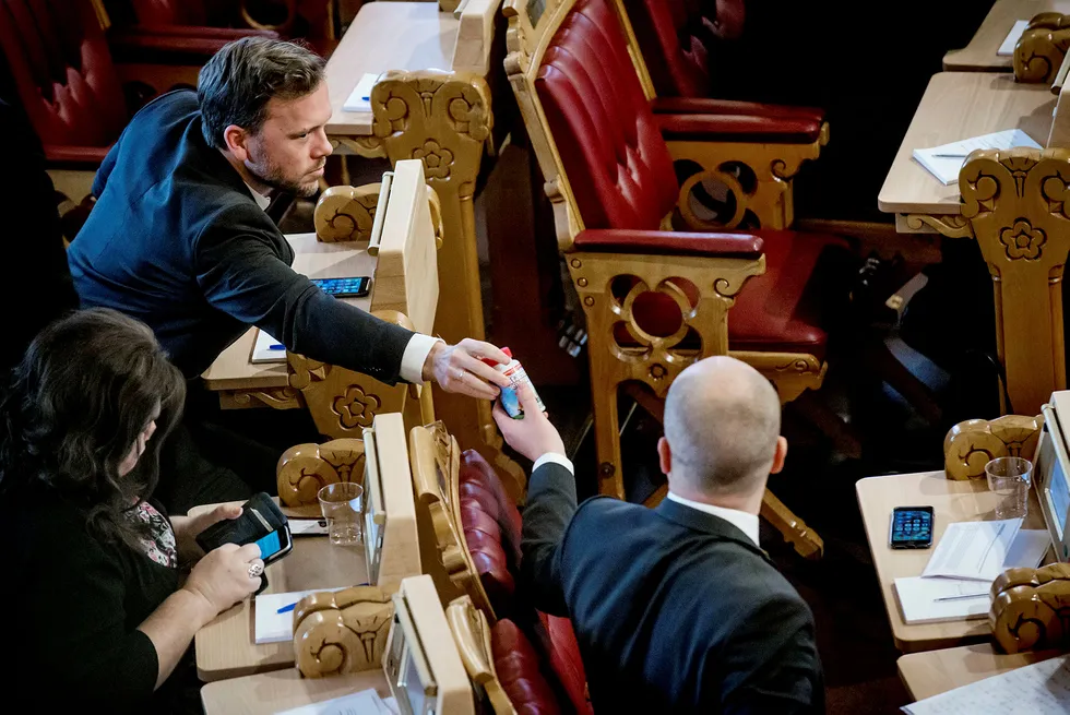 SV-leder Audun Lysbakken bommet en sukkeravgiftsbelagt vitaminbjørn av Senterparti-leder Trygve Slagsvold Vedum i spontanspørretimen. Foto: Gorm K. Gaare