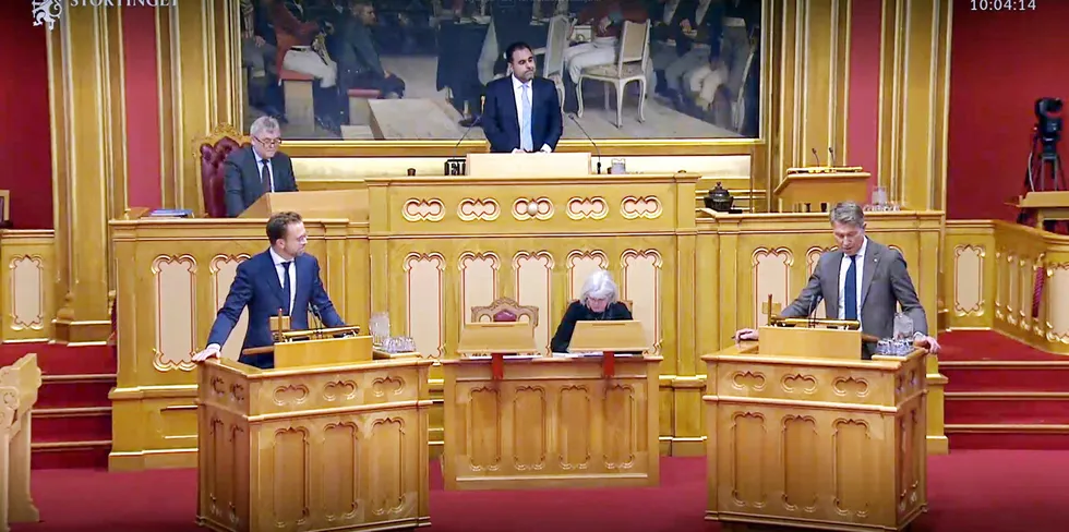 Nikolai Astrup (H) og Terje Aasland (Ap) i Stortingets spørretime. I bakgrunnen stortingspresident Masud Gharahkhani.