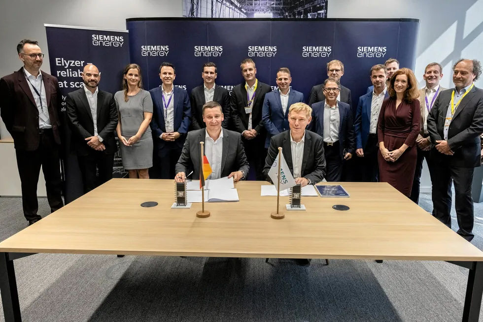 A contract signing ceremony between executives from Siemens Energy and the HHGH development consortium.