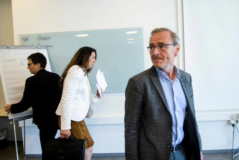 Administrerende direktør Lars Vorland på styremøte i Helse Nord sammen med konstituert styreleder Inger Lise Strøm. Foto: Lars Åke Andersen